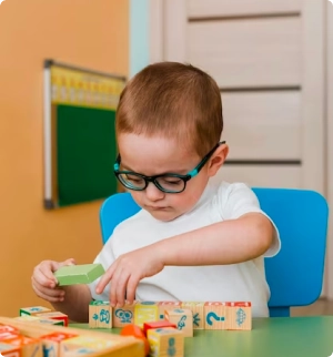 Niño con cubos